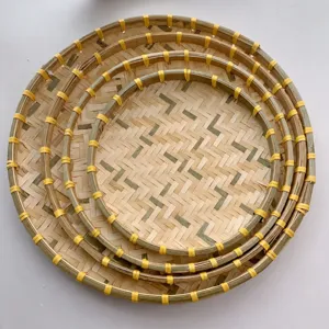 Ensemble de corbeilles à vanner en bambou tissé, matériau naturel pour usage domestique.
