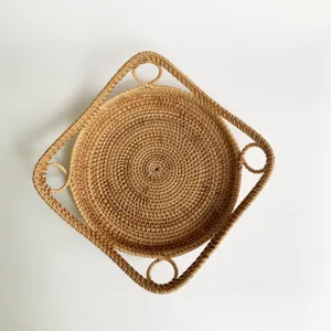 Handgemaakte rotan fruitmand met uniek ruitvormig frame, ideaal voor snacks handig opbergen.