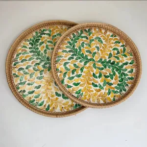 Vassoio rotondo in rattan intrecciato a mano con motivo a mosaico di foglie per la casa.