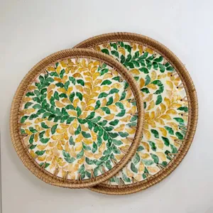 Vassoio rotondo in rattan intrecciato a mano con conchiglie per soggiorno decorazione.