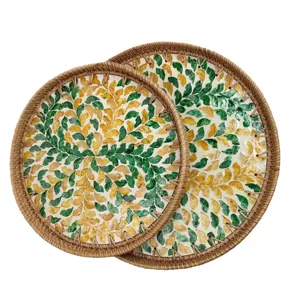 Vassoio da portata rotondo in rattan e conchiglia fatto a mano per salotto e sala da pranzo.