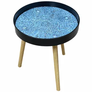 Elegante tavolino rotondo con piano in mosaico di conchiglie blu e robuste gambe in legno.