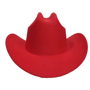 Detailopname van rode vilt cowboyhoed met duidelijke textuur en omhooggebogen rand.