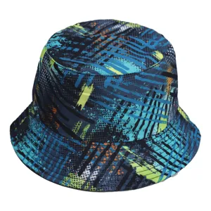 Gedetailleerd close-up van de stijlvolle hoed met een abstract blauw en zwart patroon.