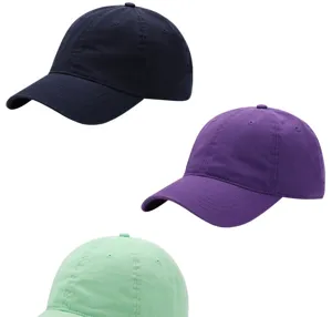 Gedetailleerd overzicht van casual gewassen katoenen honkbalpetten in marine, paars en mint.