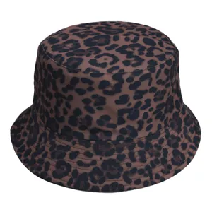 Bruine luipaardprint bucket hat, casual buiten zonbescherming mode hoed detailweergave.