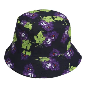 Close-up detail van de zwarte emmerhoed met cartoon druivenprint, schattig fruitmotief.