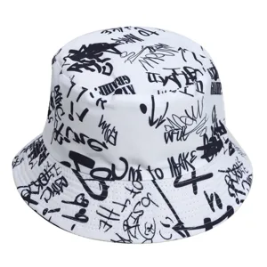 Gedetailleerd overzicht van witte vissershoed met zwarte graffitiprint, streetwear hip.