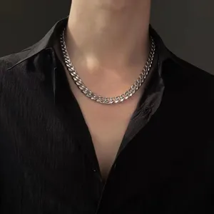 Edelstahl Kubanische Kette Halskette Nahaufnahme, dicker schwerer Hip-Hop Schmuck.