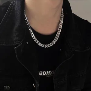 Nahaufnahme einer schweren Kubanischen Gliederkette aus Edelstahl im Hip-Hop-Stil für Herren.