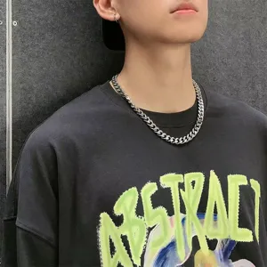 Detailansicht der Hip-Hop Edelstahl Kubakette, dicker, grober Schmuck im High-Street-Stil.