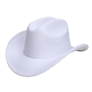 Close-up toont de fijne textuur en gebogen rand van deze effen witte cowboyhoed.