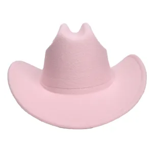 Roze wolvilt westerse cowboyhoed detail, stijlvol ontwerp met gebogen rand voor herfst en winter.