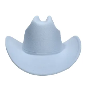 Lichtblauwe wolvilt cowboyhoed detail, klassieke ingedeukte kroon en omgebogen rand.