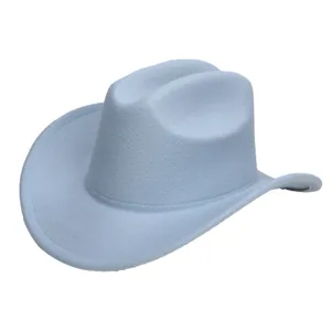 Gedetailleerd overzicht van lichtblauwe wolvilt cowboyhoed, stijlvolle rand en klassieke vouw.