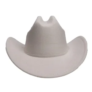 Gedetailleerde close-up van een stijlvolle beige vilt cowboyhoed met gebogen rand.