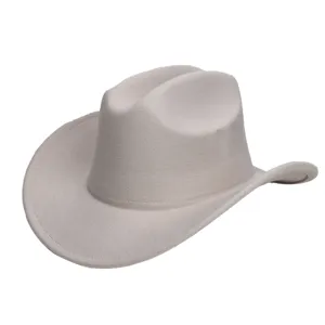 Close-up detail van de lichtgrijze vilt western cowboyhoed met een stijlvolle gekrulde rand.