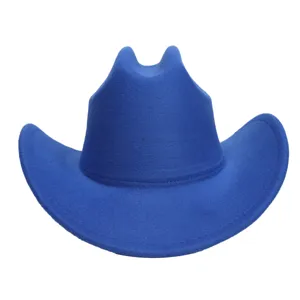 Blauwe vilt cowboyhoed detail, klassieke jazzhoed met gekrulde rand voor herfst.