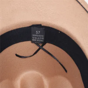 Gedetailleerd weergave van het binnenlabel met maat 57 en 100% polyester vilten hoed