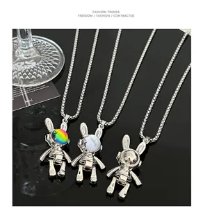 Vue détaillée du collier pendentif lapin mécanique avec une texture métal moderne.