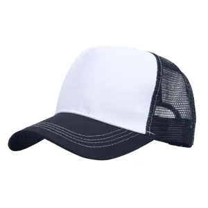Detail van de zwart-witte truckerpet, ademende mesh achterkant en gebogen klep design.