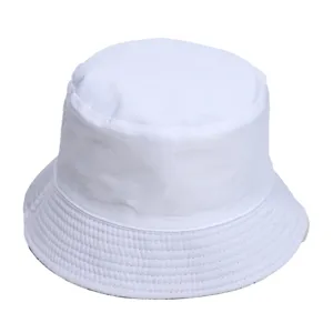 Detailopname van de klassieke witte bucket hat rand en fijne stiksels textuur details.