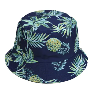 Klassieke donkerblauwe vissershoed met tropische ananas- en palmbladprint voor de zomer.