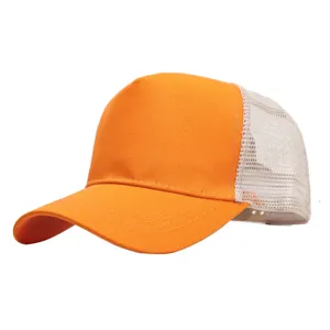 Oranje voorpaneel en wit mesh detail van de ademende zomerse sportieve honkbalpet.