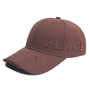 Bruine vintage baseballpet met geborduurde PEACE tekst, brede rand en casual stijl voor dagelijks.