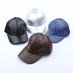 Leren honkbalpet detailweergave in verschillende kleuren zoals zwart, zilver, blauw en bruin.