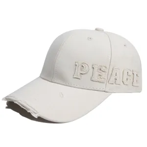 Beige baseballcap met distressed look, geborduurde PEACE-letters en versleten randdetails.