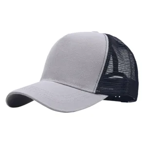 Grijze en zwarte mesh trucker baseball cap detailweergave, ademende zomer hoed.