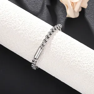 Edles Edelstahl Kette Armband für Damen und Herren, modischer Titanschmuck im Detail.
