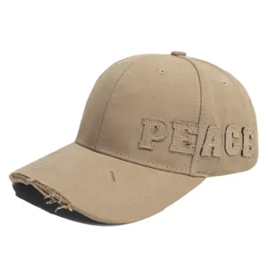 Gedetailleerd overzicht van distressed honkbalpet met PEACE borduurwerk en rand.