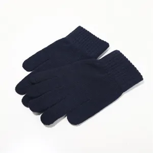 Detailansicht dunkelblauer Strick-Winterhandschuhe mit weichem Rippstrickbund für Wärme.