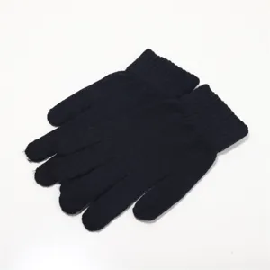 Detailansicht klassischer schwarzer Strickwinterhandschuhe, warmes Material mit Bündchen.