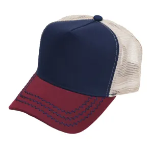 Klassieke truckerpet met ademende mesh achterkant, contrasterend design en gebogen klep.