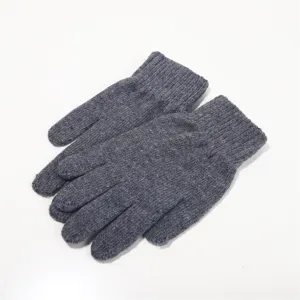 Graue Strickhandschuhe Detailansicht, warme Wollwinterhandschuhe, bequeme Fünffinger-Handschuhe.