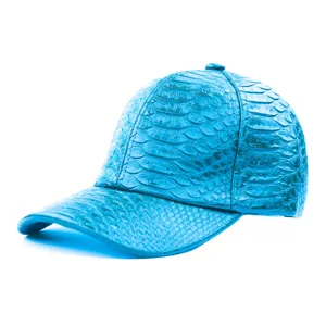 Blauwe honkbalpet met slangenprint reliëf, stijlvolle lederen zonnehoed voor buitenactiviteiten.