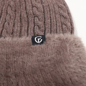 Winter warme Zopfmuster Strickmütze Detail mit Plüschfutter und kleinem Etikett, braun.