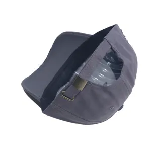 Grijze distressed honkbalpet detail, verstelbare metalen gesp band, vintage casual hoofddeksel