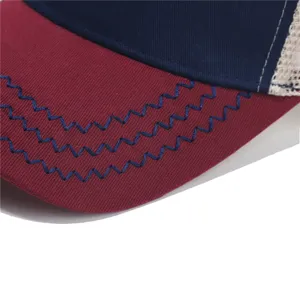 Detailopname van ademende zomerhonkbalpet, contrasterend design met zigzagstiksels.