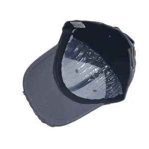 Grijze distressed baseball cap voor dames en heren, vintage gewassen katoenen dad hat.