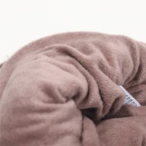 Nahaufnahme von weichem Winter-Plüschstoff, kuscheliges Fleece-Material für warme Tage.