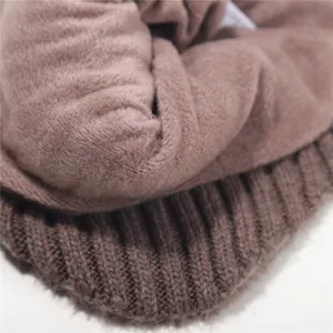 Nahaufnahme der winterlichen braunen Plüsch-Fleece gefütterten Strickmütze, weiche Textur.