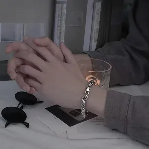 Detailaufnahme des stylischen Silberkettenarmbands, minimalistisches Unisex-Accessoire.