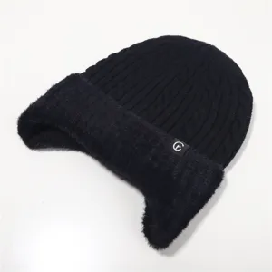 Warme Strickmütze mit Plüschohrenklappen, dicke gefütterte schwarze Mütze für kalte Wintertage.