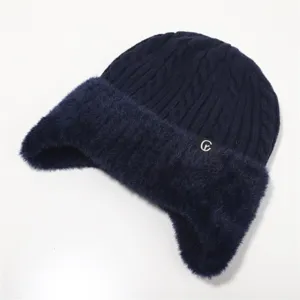 Winter warme Strickmuetze mit Plueschohrschuetzen, dicke gefuetterte Muetze fuer kaltes Wetter.