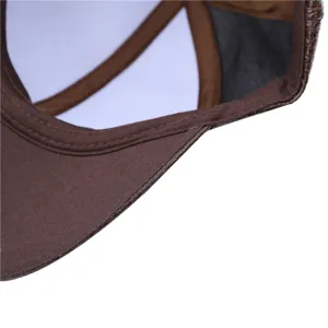 Detailweergave van de binnenkant van een bruine kunstlederen baseballpet met stiksels.