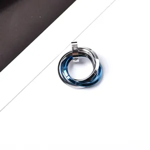 Colgante de tres anillos de acero titanio hip-hop para hombre collar geométrico.